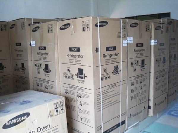 Tủ lạnh được đặt trong thùng carton chuẩn bị vận chuyển