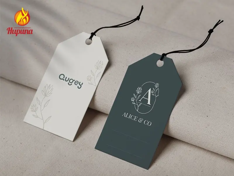 in ấn tag treo quần áo, thẻ tag quần áo, thẻ tag treo quần áo, tag mác quần áo, tag gắn quần áo, tag trên quần áo, tag giấy quần áo