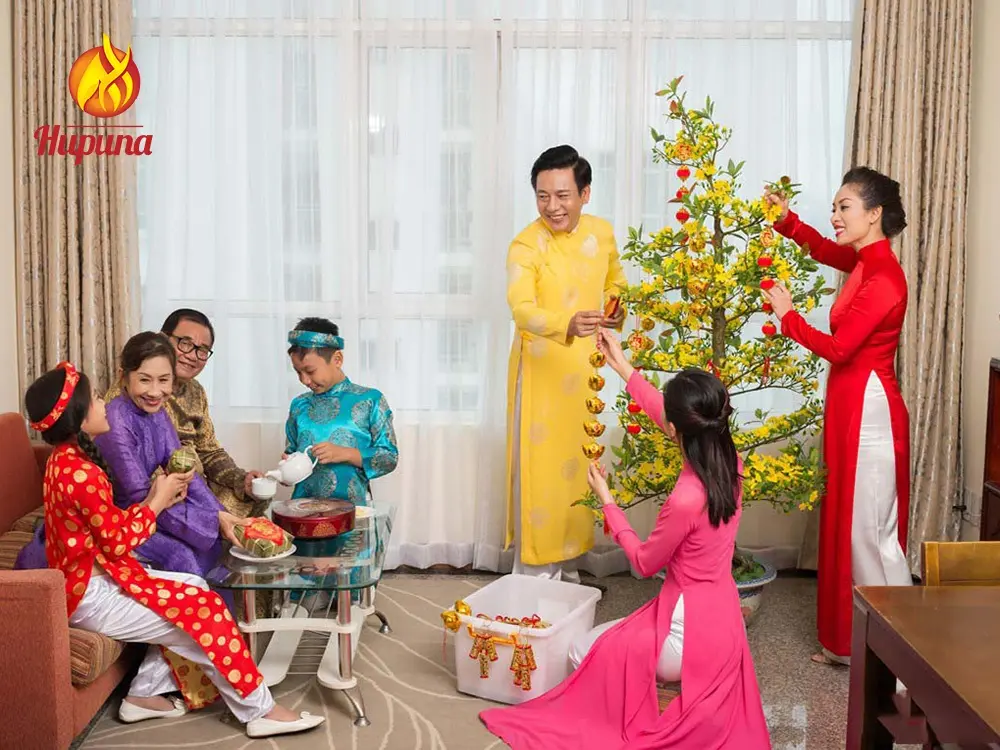 tập quán ngày tết, đoàn tụ bên gia đình, cúng ông Công, ông Táo, gói bánh chưng, bánh tét, chơi hoa dịp Tết, bày mâm ngũ quả