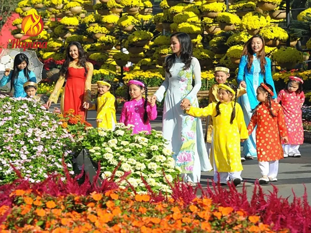 tập quán ngày tết, đoàn tụ bên gia đình, cúng ông Công, ông Táo, gói bánh chưng, bánh tét, chơi hoa dịp Tết, bày mâm ngũ quả