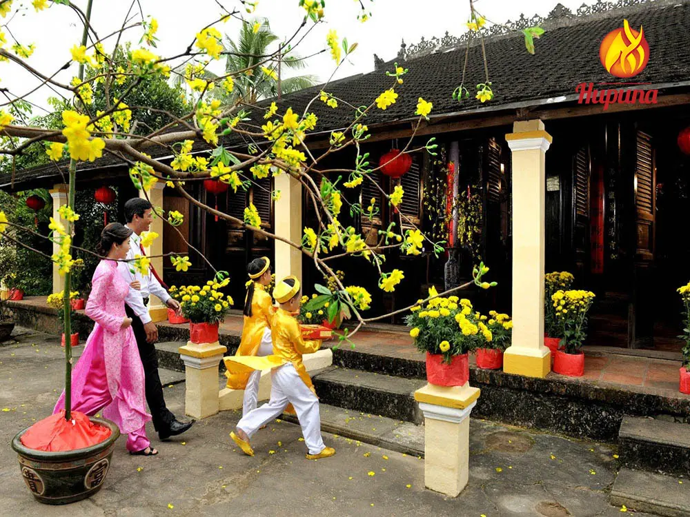 tập quán ngày tết, đoàn tụ bên gia đình, cúng ông Công, ông Táo, gói bánh chưng, bánh tét, chơi hoa dịp Tết, bày mâm ngũ quả
