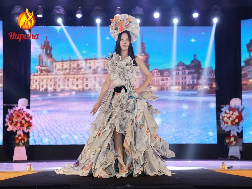 Làm váy từ giấy báo cũ
