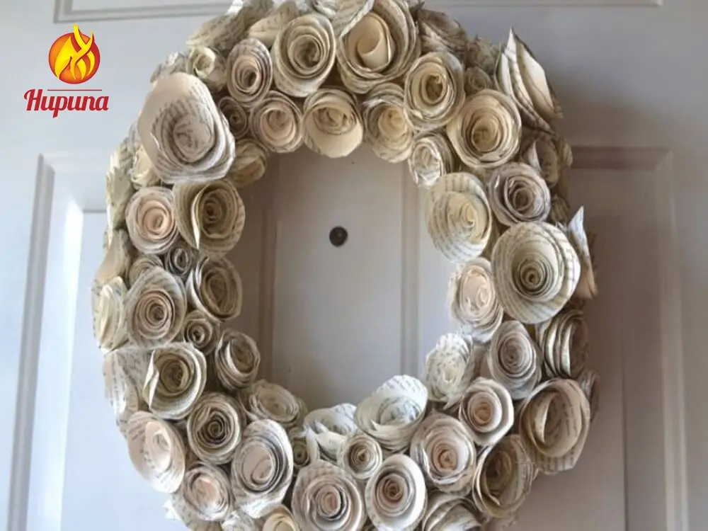 làm vòng hoa trang trí bằng giấy báo cũ