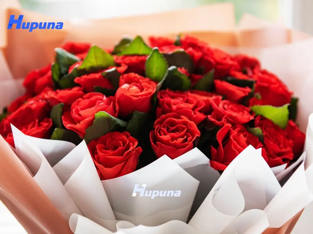 Hoa hồng cùng thiệp là món quà ý nghĩa ngày Quốc tế Phụ nữ