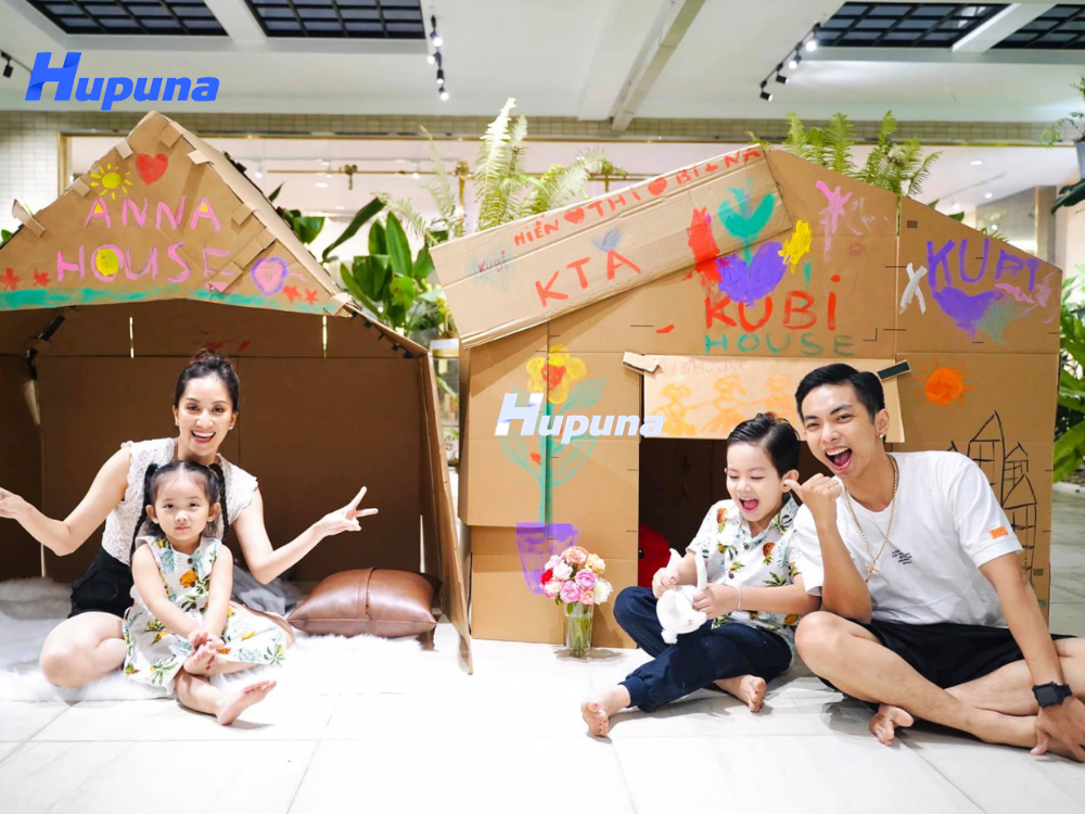 Gia đình Phan Hiển - Khánh Thi làm lều carton cùng con
