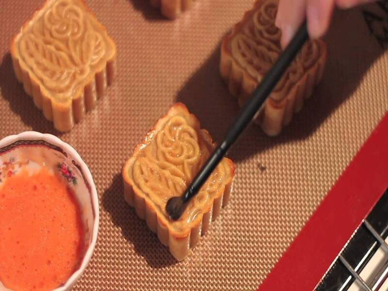 Bước 3: Tạo hỗn hợp phết mặt bánh