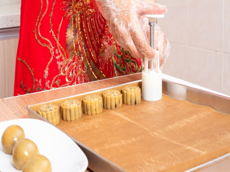 Bước 4: Công đoạn tạo hình bánh nướng Trung thu