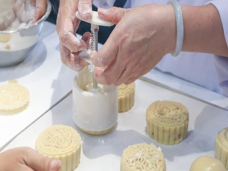Bước 4: Tạo hình bánh Trung thu nhân đậu xanh