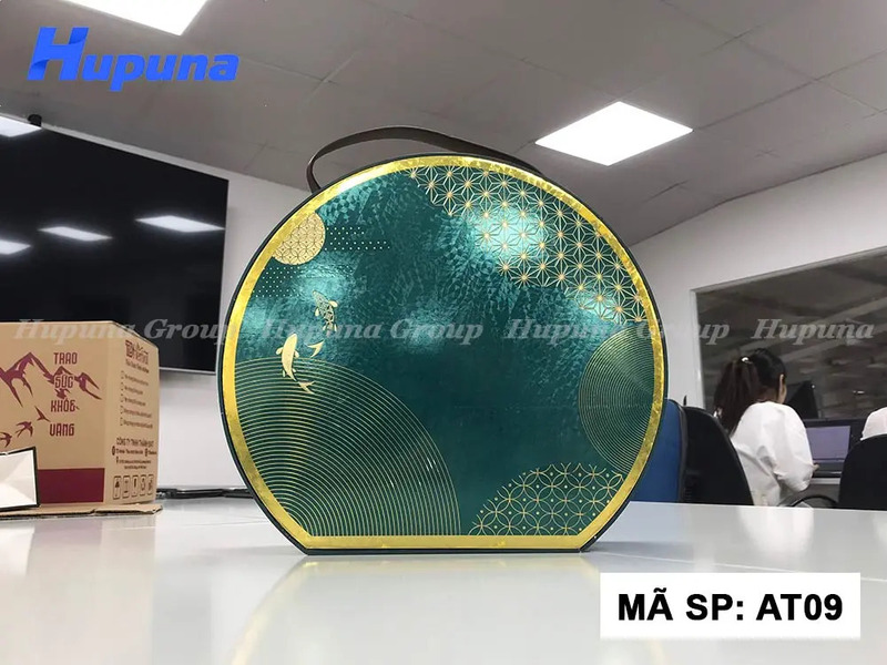 Chi tiết logo ép kim sắc nét kết hợp hiệu ứng phủ UV bắt sáng ấn tượng trên nền giấy cán mờ.