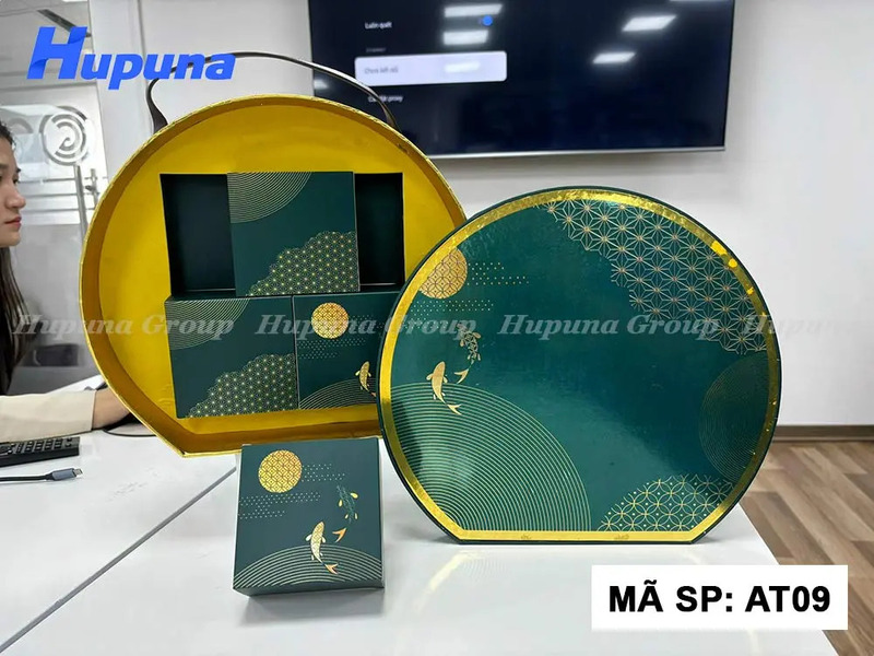 Tổng quan form hộp tròn khuyết đáy với tone xanh trầm sang trọng và quai da tinh tế.