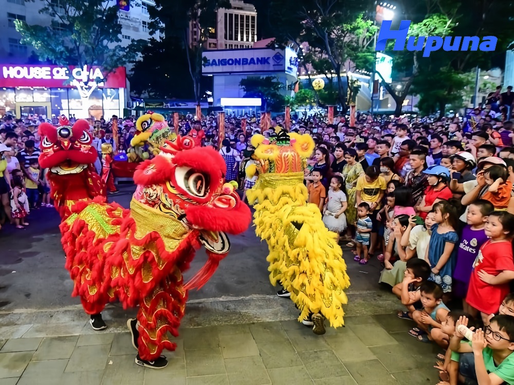 Múa lân Trung thu trước cửa nhà