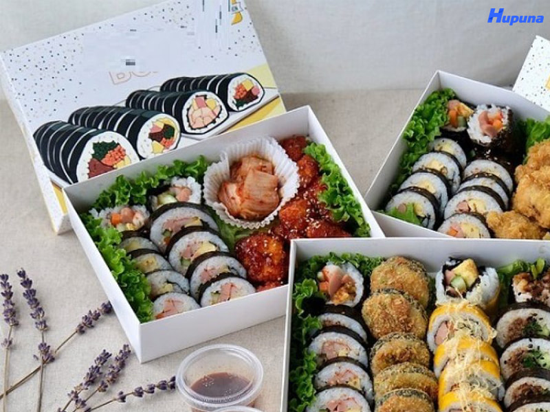 Hộp giấy mềm đựng combo sushi và các món ăn khác