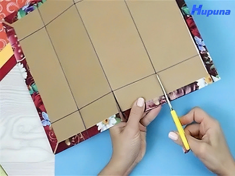 Cắt nắp hộp quà theo các đường đã vẽ