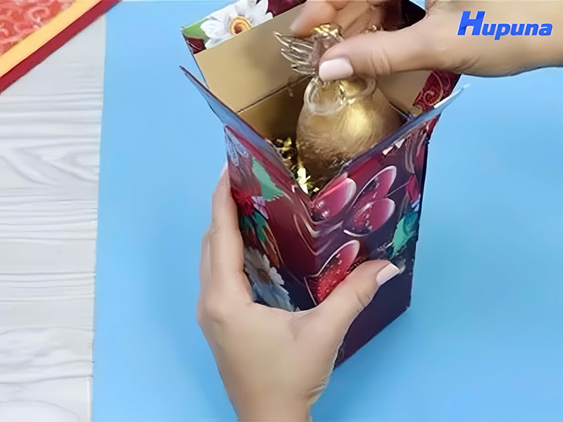 Dán keo để gia cố phần đáy hộp