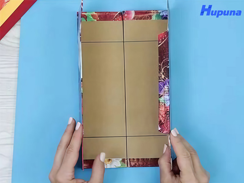 Gấp hộp và dán keo để tạo thành hình dáng cho hộp quà