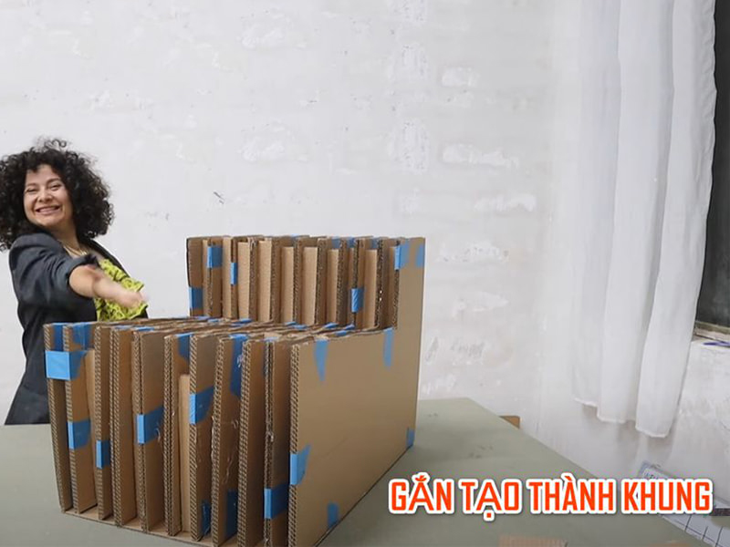 Ghép các bộ phận của ghế cát tông lại với nhau