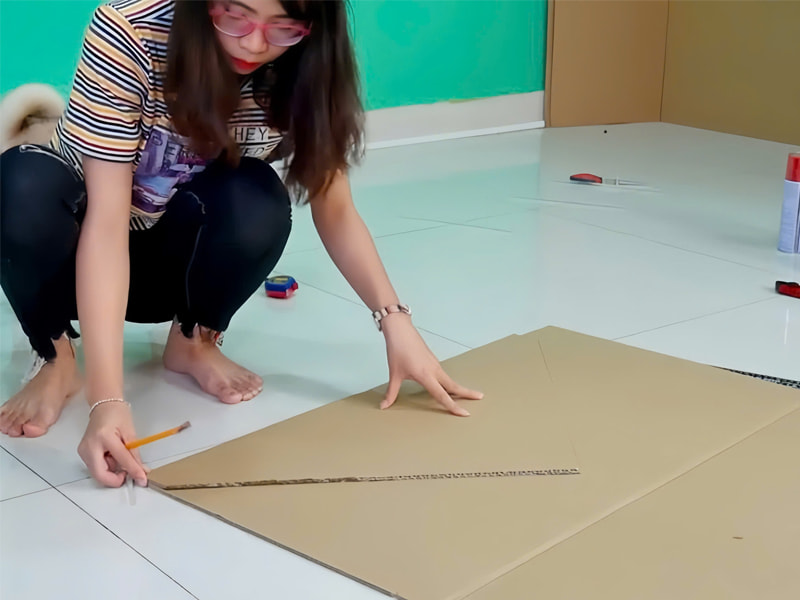 Vẽ và cắt mái nhà bằng bìa carton