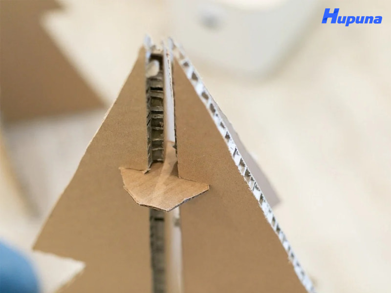Cắm các hình tròn bìa cứng vào khe hở