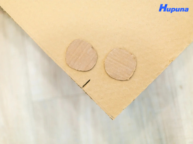 Cắt hai hình tròn nhỏ từ bìa cứng