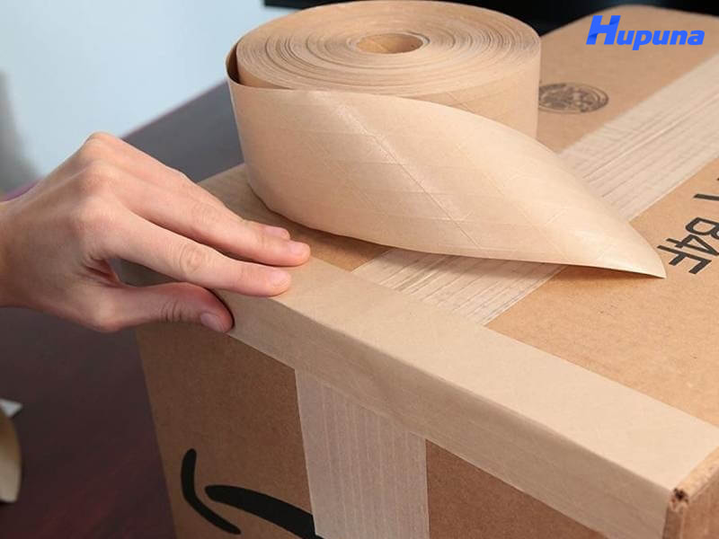 Dán băng keo và gia cố mép thùng chắc chắn