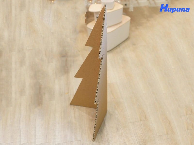 Gấp đôi hình cây thông lại