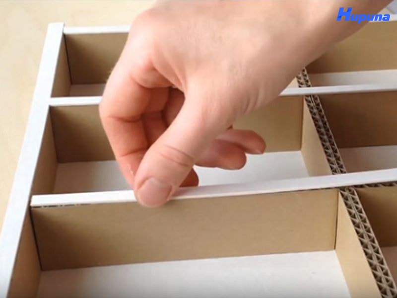 Làm kệ treo tường mini bằng bìa carton