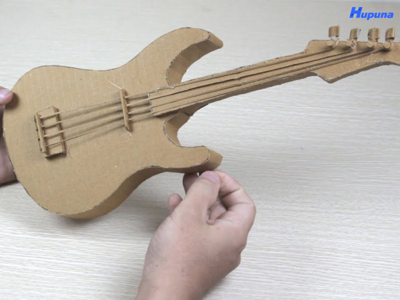 Đàn guitar bằng bìa carton