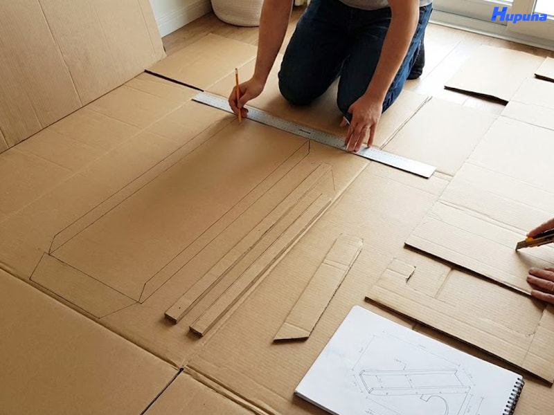 Phác thảo và cắt bìa carton