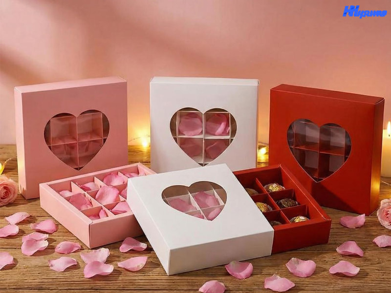Ý tưởng hộp carton cho quà ngày 14/3 Valentine trắng nắp gài có cửa sổ hình trái tim