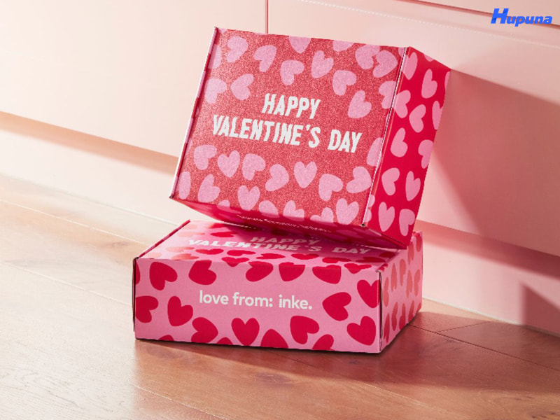 Ý tưởng hộp carton cho quà ngày 14/3 Valentine trắng hình vuông tối giản nắp gài in họa tiết trái tim