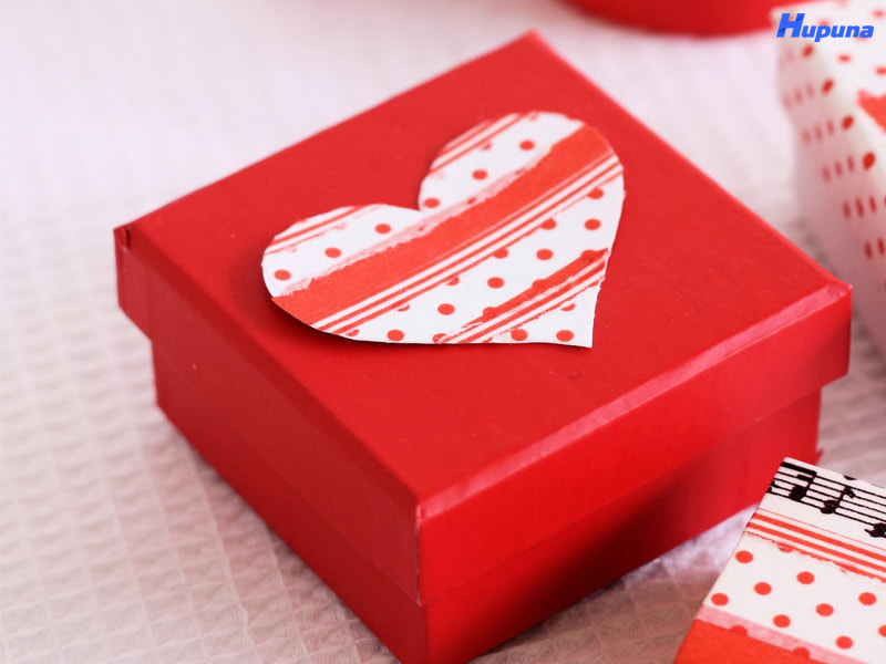 Ý tưởng hộp carton cho quà ngày 14/3 Valentine trắng hình vuông tối giản