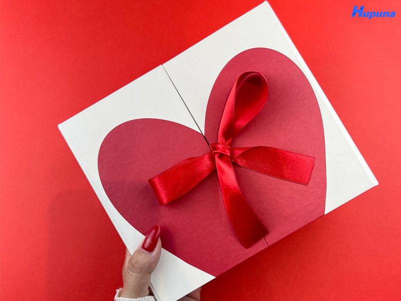 Ý tưởng hộp carton cho quà ngày 14/3 Valentine trắng cánh bướm thắt nơ ruy băng đỏ rực rỡ