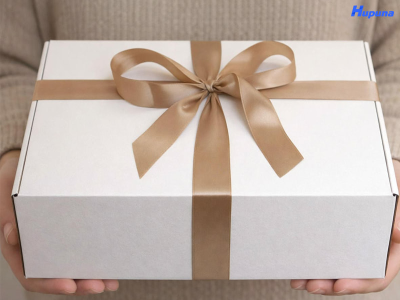 Hộp quà carton trắng nắp gài đơn giản