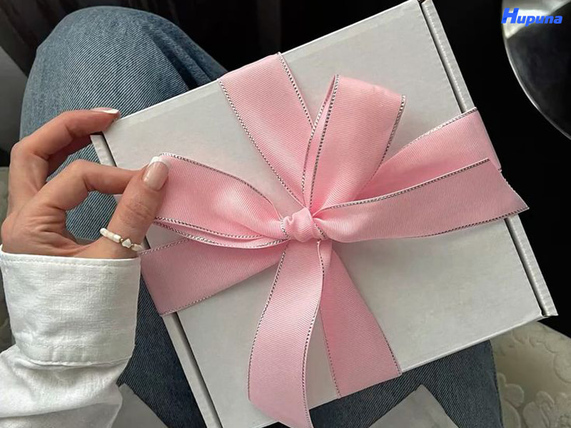Hộp quà trắng nắp gài thắt nơ hồng