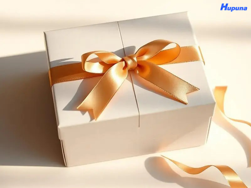 Hộp quà trắng vuông vức thắt nơ vàng kim