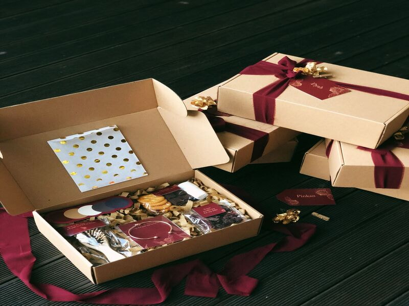 Hộp carton màu nâu, màu tương hợp cho tân Tỵ 2001