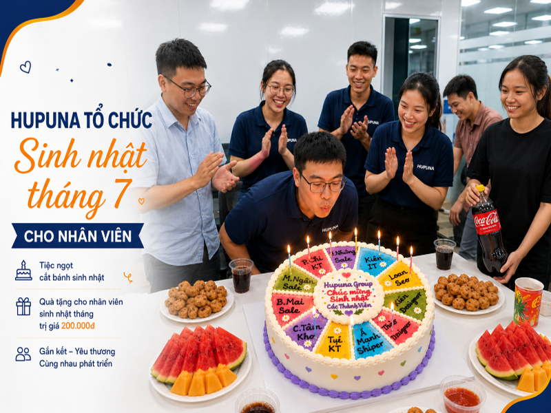 Nhân viên Hupuna thổi nến cắt bánh