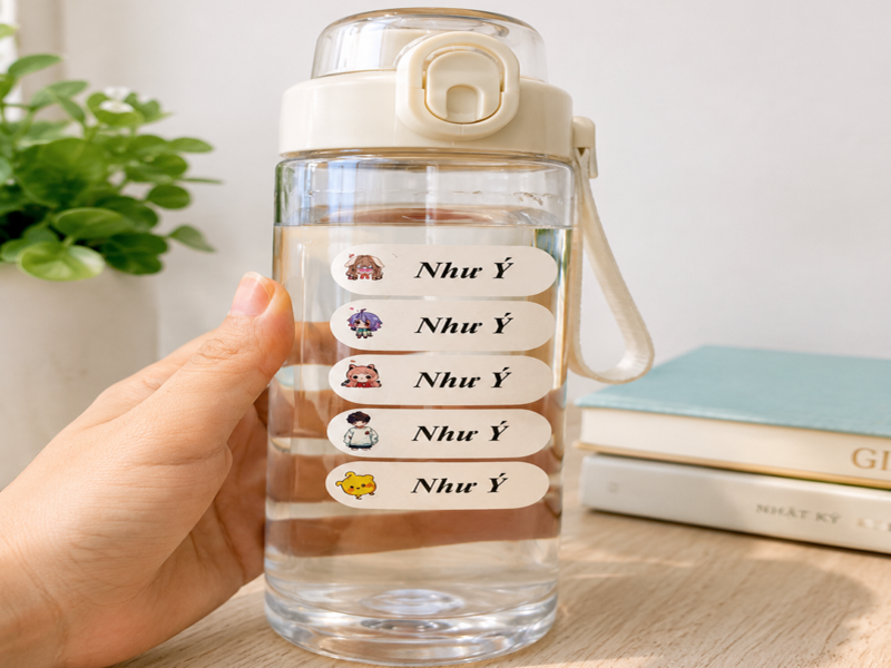Dán sticker in tên vào bình nước