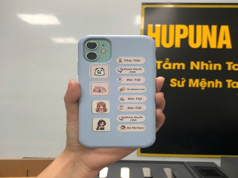 Dán sticker in tên vào ốp điện thoại