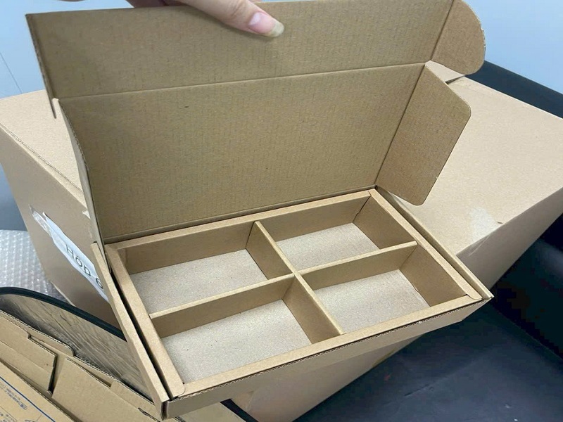 Hộp carton kèm khay chia ngăn sản phẩm